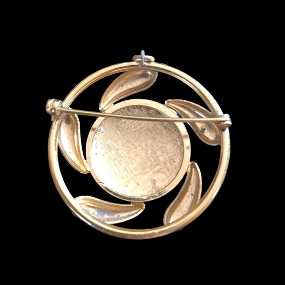 Round Gold Tone w/ Pods Dark Cherry Red Cabochon Center Brooch Pendant NEW CHAIN - Picture 3 of 4